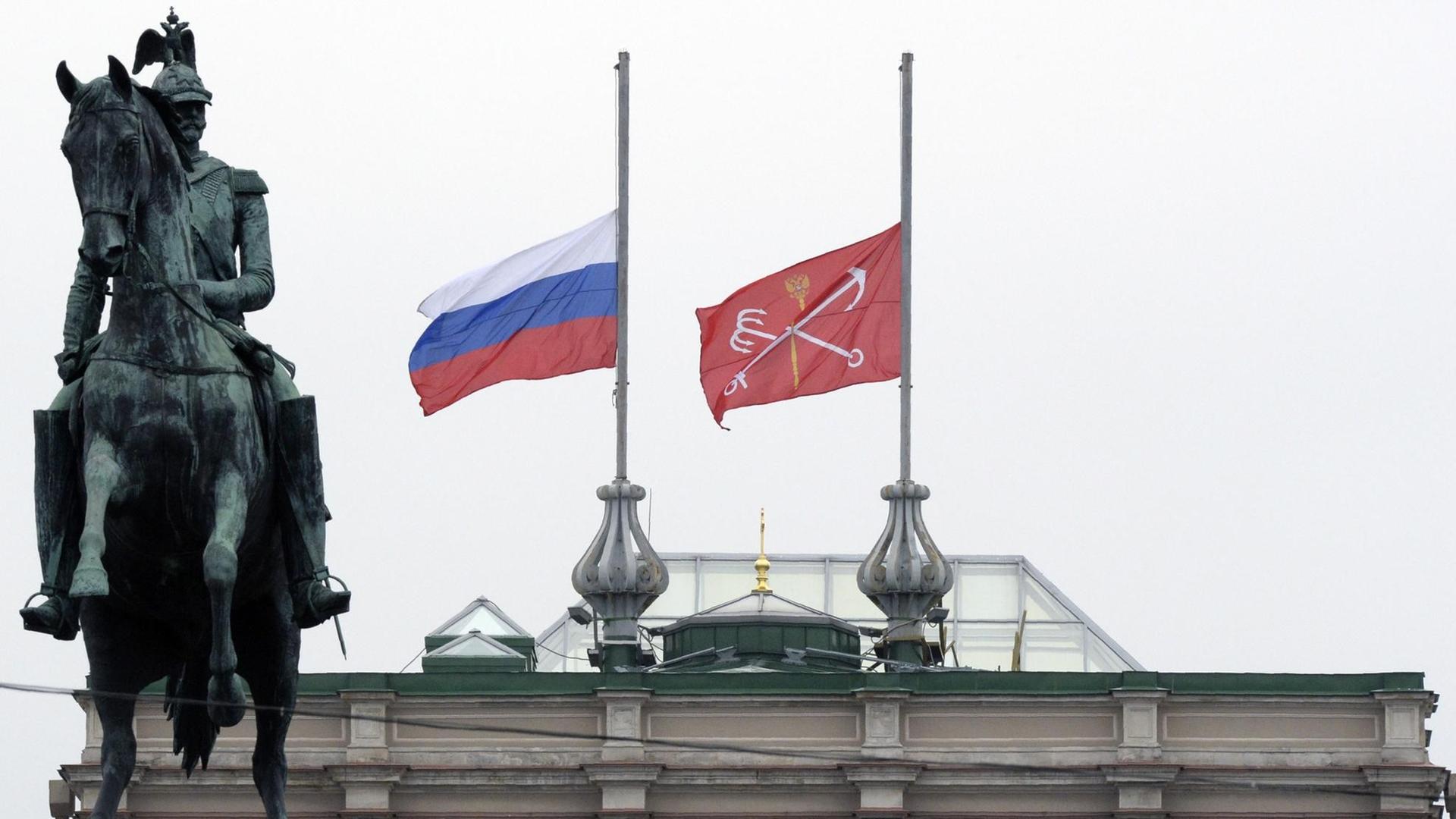 Die russische Flagge ist in St. Petersburg auf Halbmast gesetzt. Die russische Flagge ist in St. Petersburg auf Halbmast gesetzt.