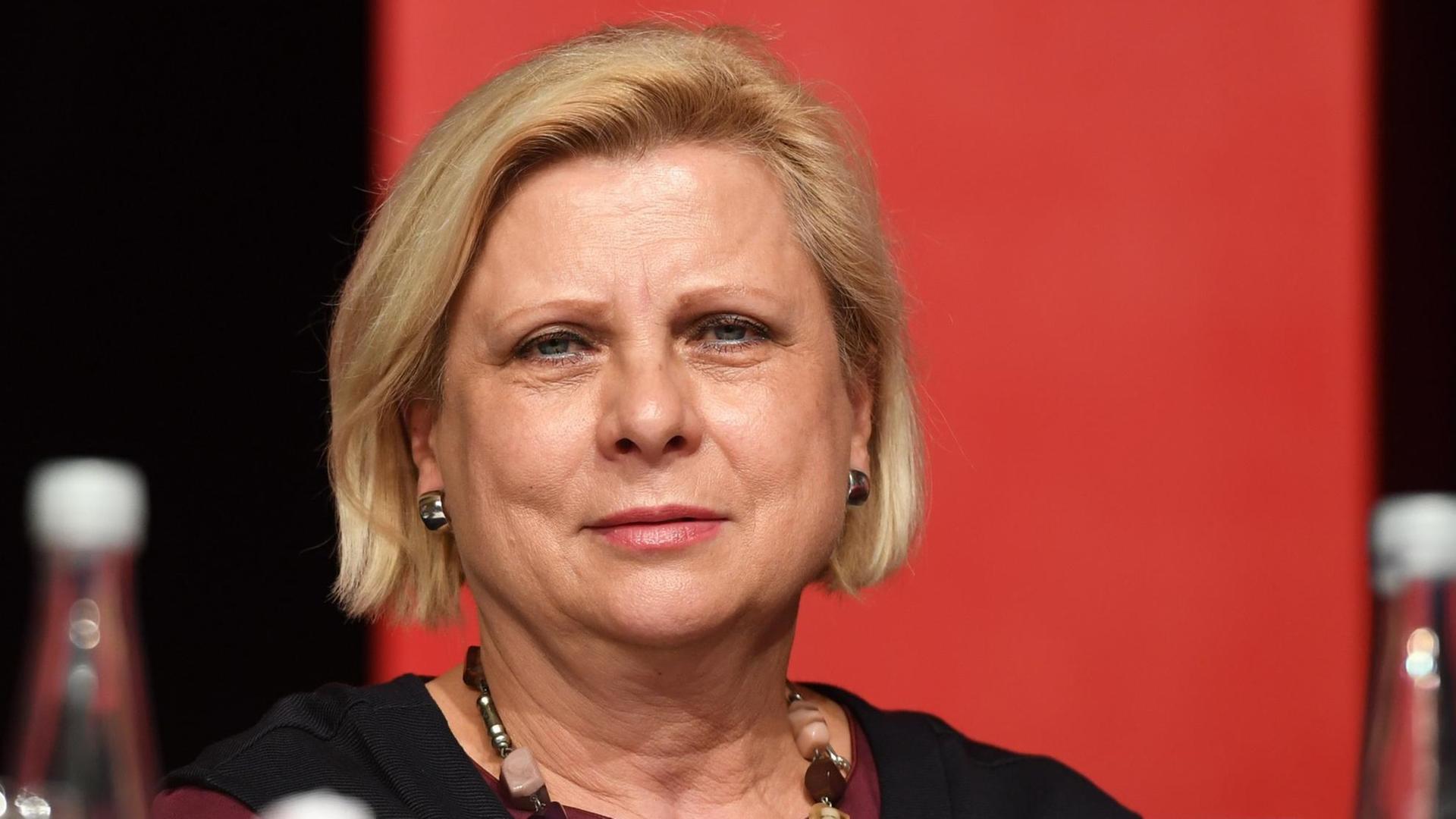 Das SPD-Mitglied, Hilde Mattheis sitzt am 22.10.2016 in Heilbronn (Baden-Württemberg) beim Landesparteitag der baden-württembergischen SPD auf dem Podium. Foto: Marijan Murat/dpa Das SPD-Mitglied, Hilde Mattheis sitzt am 22.10.2016 in Heilbronn (Baden-Württemberg) beim Landesparteitag der baden-württembergischen SPD auf dem Podium. Foto: Marijan Murat/dpa