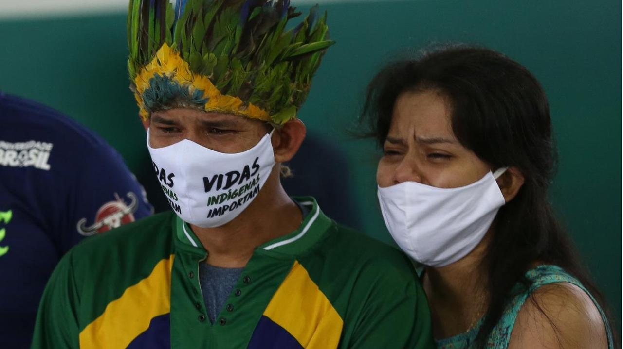 Indigene Brasilianer vom Stamm "Parque das Tribos" trauern um ihren Chef Messias Kokama, der an den Folgen einer Corona-Erkrankung gestorben ist.
Indigene Brasilianer vom Stamm "Parque das Tribos" trauern um ihren Chef Messias Kokama, der an den Folgen einer Corona-Erkrankung gestorben ist.