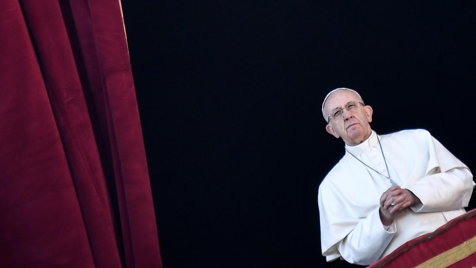 Papst Franziskus bei seiner Weihnachtsbotschaft und dem traditionellen Segen Urbi et Orbi im Vatikan am 25.12.2017 Papst Franziskus bei seiner Weihnachtsbotschaft und dem traditionellen Segen Urbi et Orbi im Vatikan am 25.12.2017
