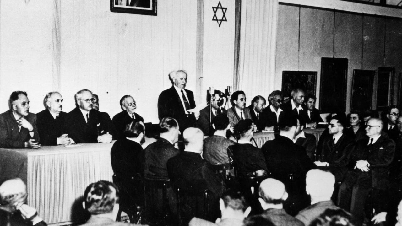 Proklamation der Unabhängigkeit des Staates Israel durch Ministerpräsident David Ben Gurion im Stadtmuseum von Tel Aviv am 14.5.1948.