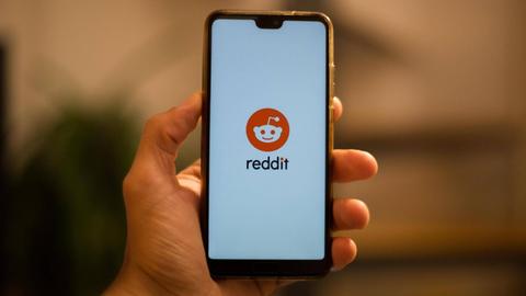 Illustration: das Reddit Logo auf einem Smartphonedisplay, 2021.