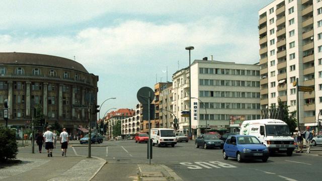 Berlin-Tempelhof: die Kreuzung Mehringdamm / Dudenstraße neben dem Platz der Luftbrücke , aufgenommen am 17.8.1999