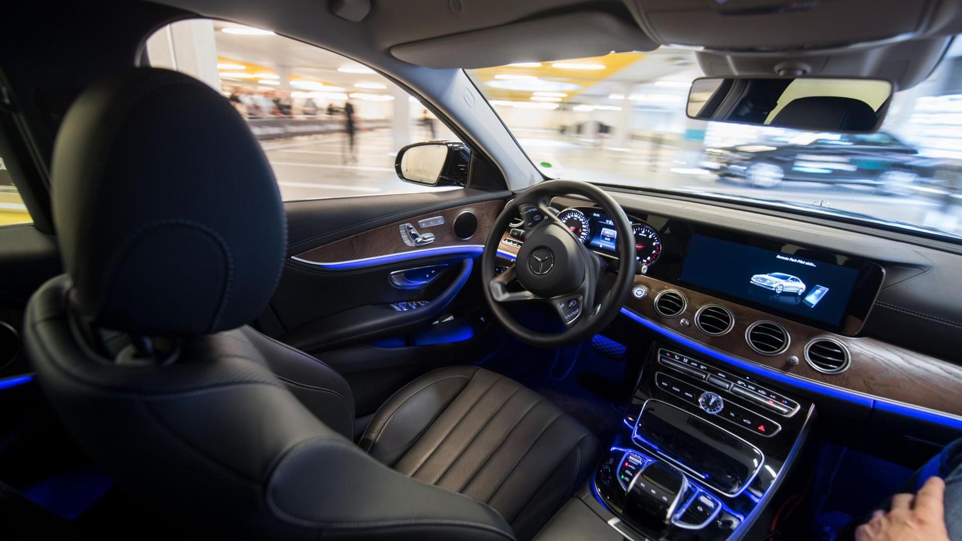 Ein Mercedes-Benz-Fahrzeug fährt während einer Präsentation autonom durch ein Parkhaus. Ein Mercedes-Benz-Fahrzeug fährt während einer Präsentation autonom durch ein Parkhaus.