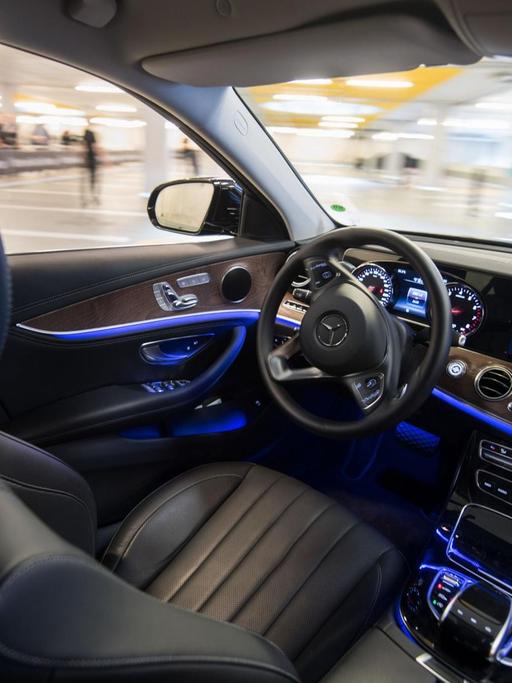 Ein Mercedes-Benz-Fahrzeug fährt während einer Präsentation autonom durch ein Parkhaus.