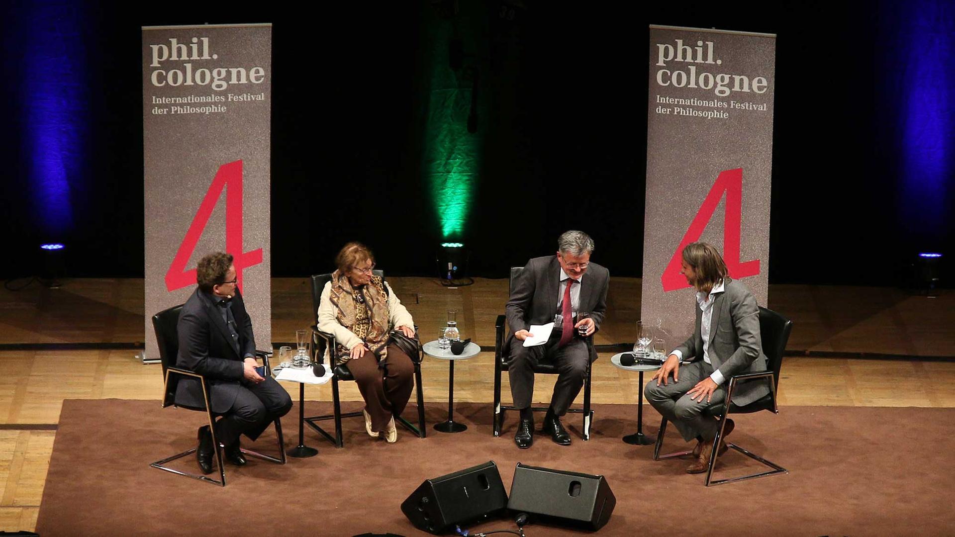 4. Philcologne: "Was tun - Zum Stand der Dinge" - Podiumsdiskussion mit Wolfram Eilenberger (Moderation), der ungarischen Philosophin Agnes Heller, dem britisch-australischen Historiker Christopher Clark und dem Philosoph Richard (v.l.n.r.) 4. Philcologne: "Was tun - Zum Stand der Dinge" - Podiumsdiskussion mit Wolfram Eilenberger (Moderation), der ungarischen Philosophin Agnes Heller, dem britisch-australischen Historiker Christopher Clark und dem Philosoph Richard (v.l.n.r.)