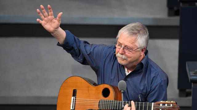 Der Liedermacher Wolf Biermann singt am 7.11.2014 im Bundestag anlässlich einer Gedenkstunde an den Fall der Berliner Mauer.