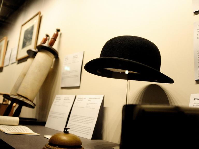 Eine Melone ist am Montag (09.07.2012) in der Ausstellung «Von ganz weit weg» im Jüdischen Museum in München (Oberbayern) zu sehen. Das Jüdische Museum widmet sich mit dem zweiten Teil der Ausstellungsreihe "Juden 45/90" von diesem Dienstag an Juden, die nach der Wiedervereinigung in die Bundesrepublik kamen.