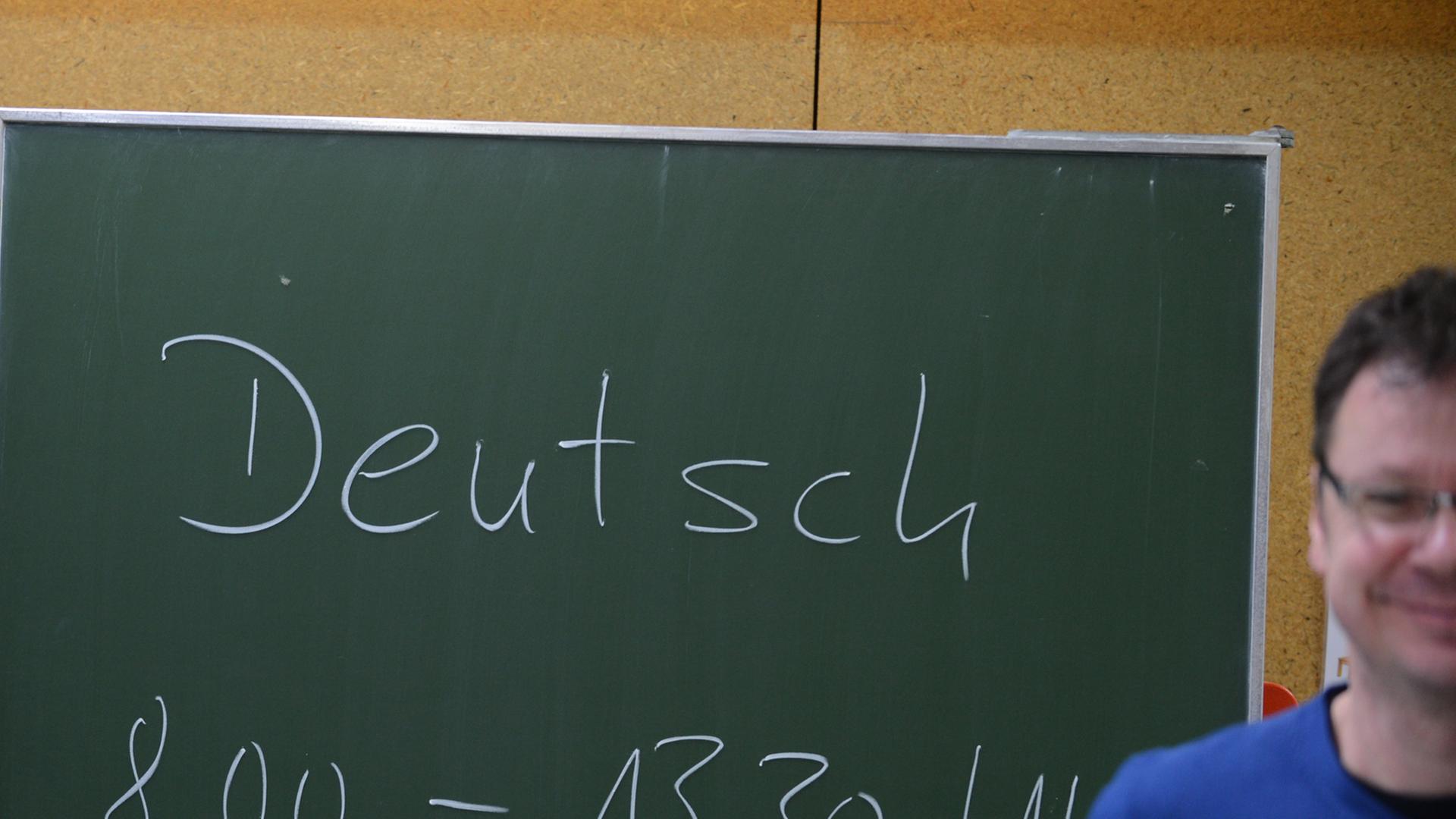 Eiin Lehrer unterrichtet vor einer Klasse. Eiin Lehrer unterrichtet vor einer Klasse.
