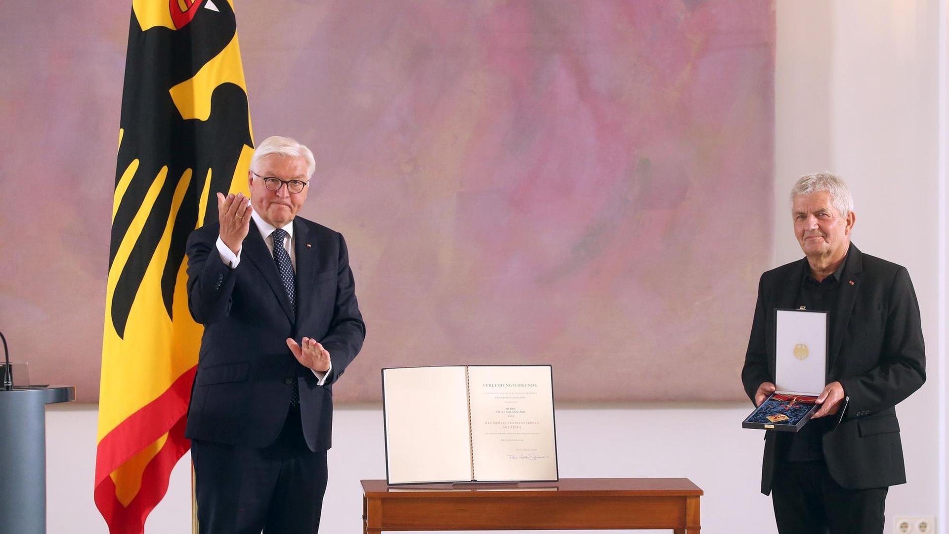 Bundes-Präsident Frank-Walter Steinmeier verleiht dem letzten Leiter von der Stasi-Unterlagenbehörde das Große Verdienst-Kreuz mit Stern. Bundes-Präsident Frank-Walter Steinmeier verleiht dem letzten Leiter von der Stasi-Unterlagenbehörde das Große Verdienst-Kreuz mit Stern.