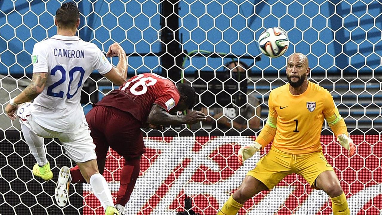 Portugals Silvestre Varela erzielt in der letzten Minute der Nachspielzeit den Ausgleich gegen die USA. Portugals Silvestre Varela erzielt in der letzten Minute der Nachspielzeit den Ausgleich gegen die USA.