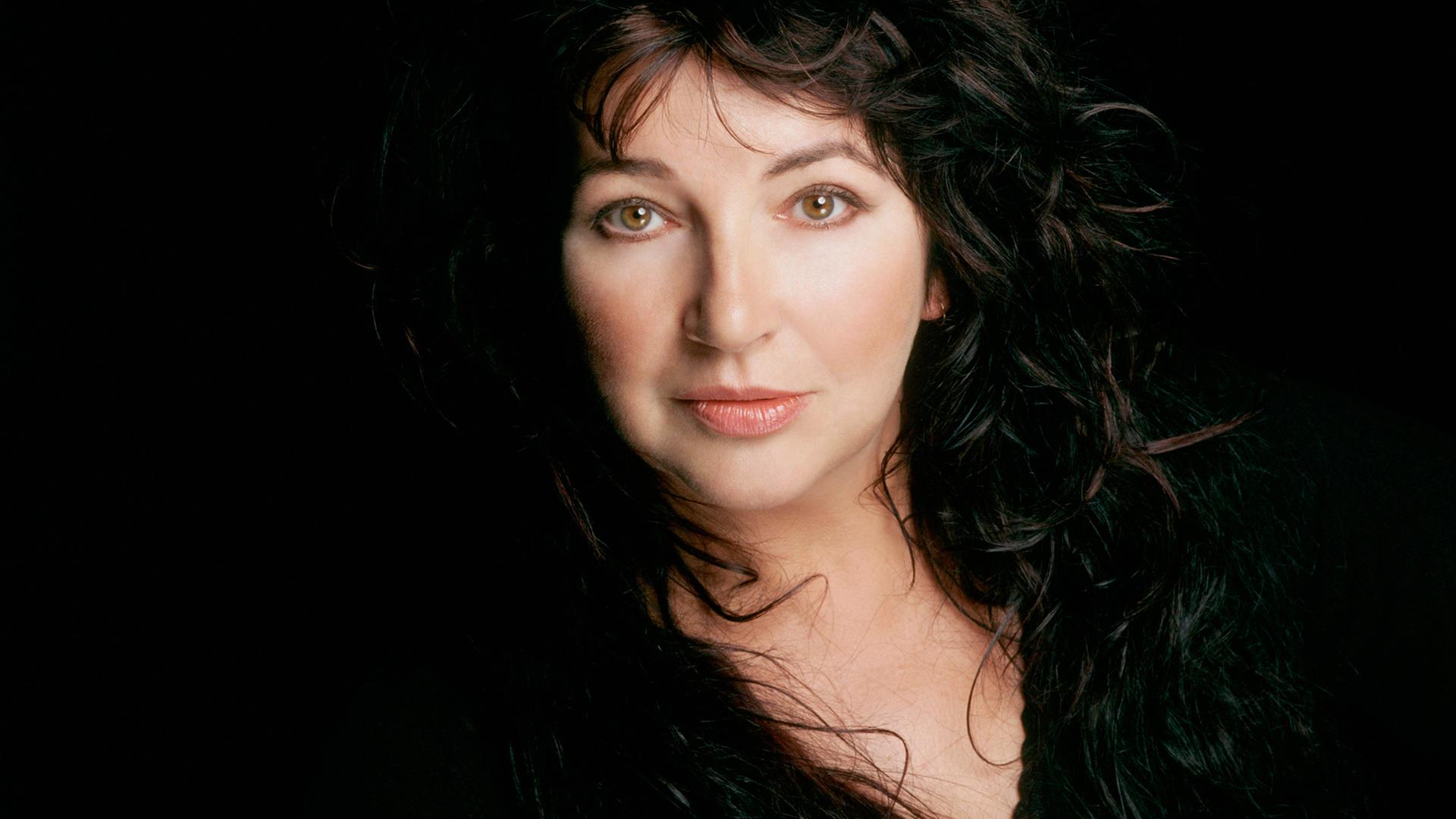 Die Sängerin Kate Bush, in schwarz gekleidet Die Sängerin Kate Bush, in schwarz gekleidet