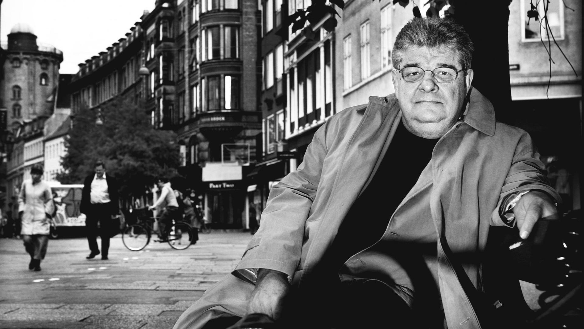 Der Familientherapeut Jesper Juul sitzt vor einer Leinwand mit Straßenszene, aufgenommen 2014.