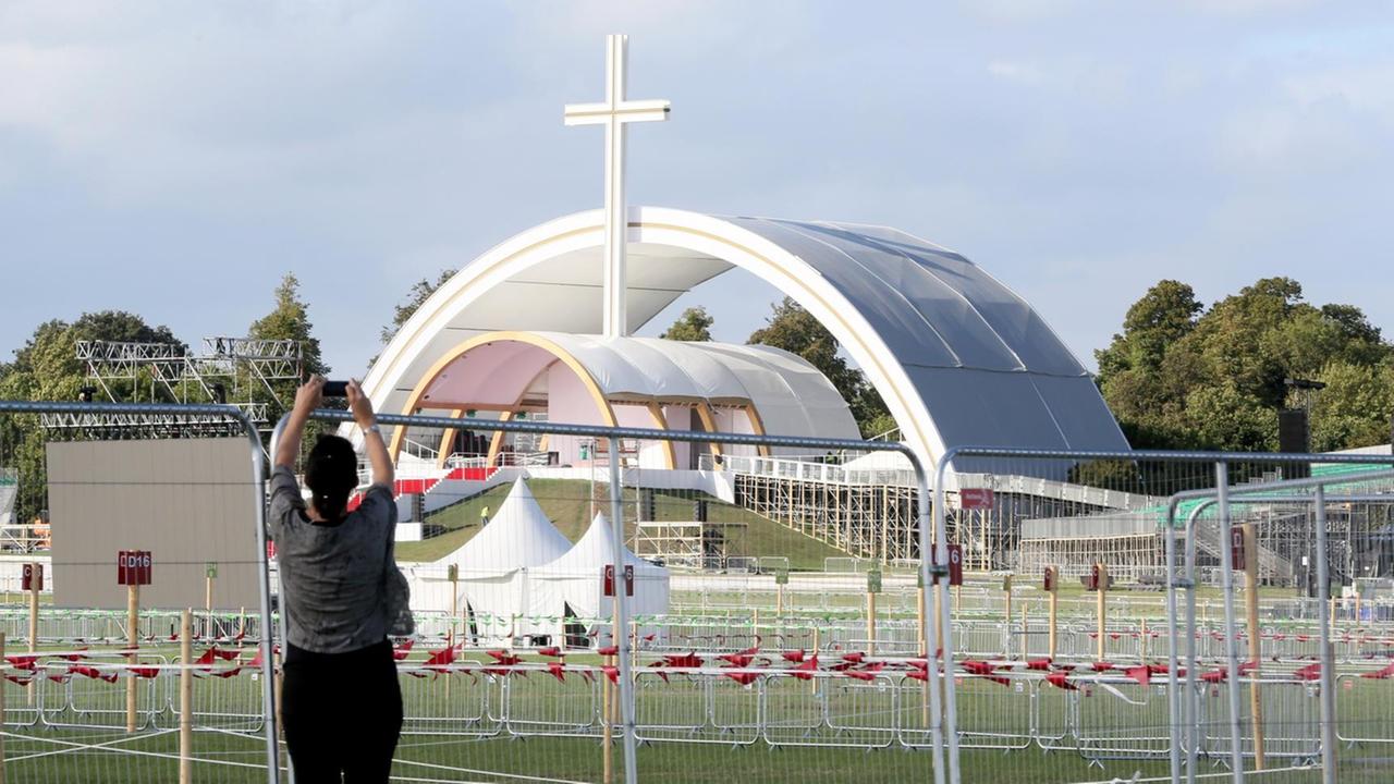 An diesem Altar im Phoenix Park in Dublin wird Papst Franziskus beim Weltfamilientreffen sprechen. 
