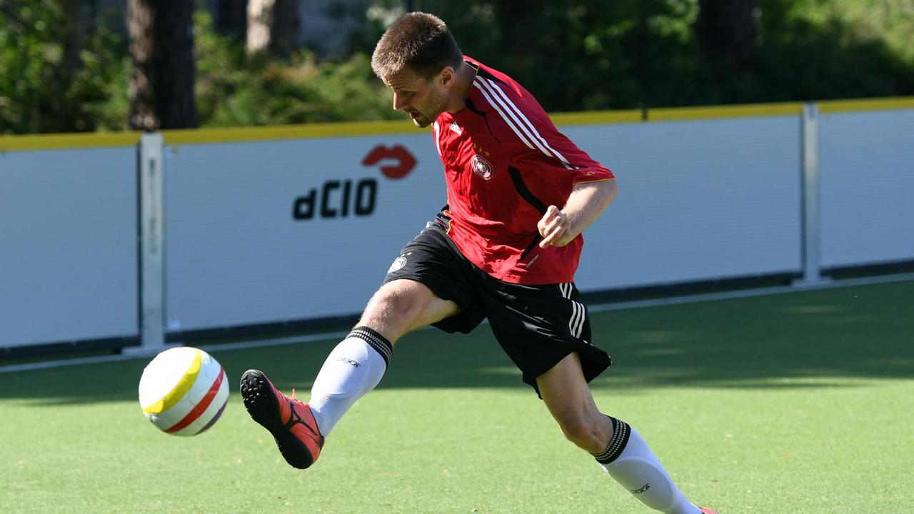 Kapitän Alex Fangmann von der deutschen Blindenfußball-Nationalmannschaft beim Training. Kapitän Alex Fangmann von der deutschen Blindenfußball-Nationalmannschaft beim Training.