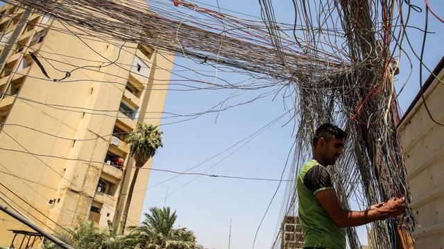 Einige elektrische Leitungen, die zu einer Wohnsiedlung in der Bagdader Saadoun-Straße führen