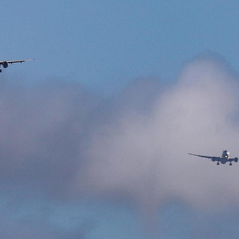 Eine Reihe von Flugzeugen am Himmel über dem Flughafen Heathrow in London