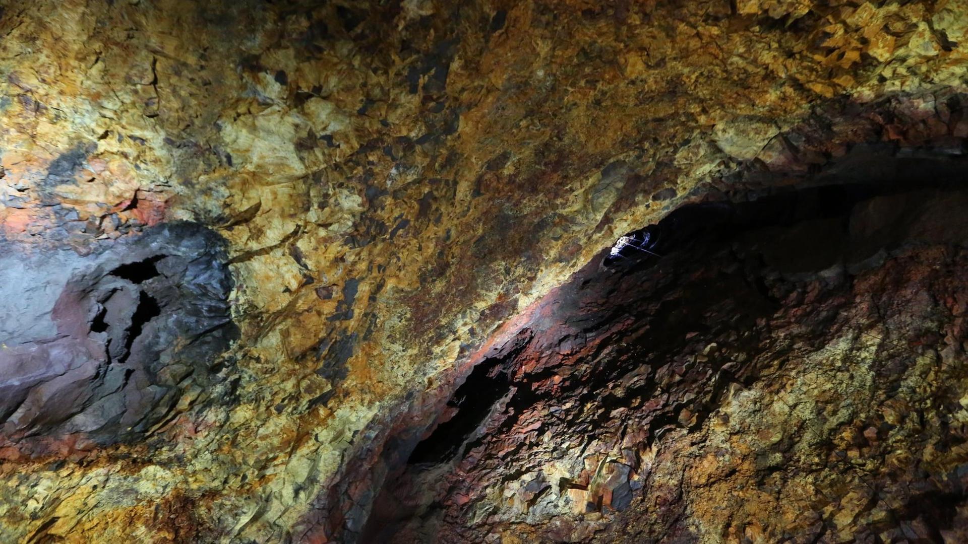 Die Felsen im Inneren eines erloschenen Vulkans schimmern in vielen verschiedenen Farben Die Felsen im Inneren eines erloschenen Vulkans schimmern in vielen verschiedenen Farben