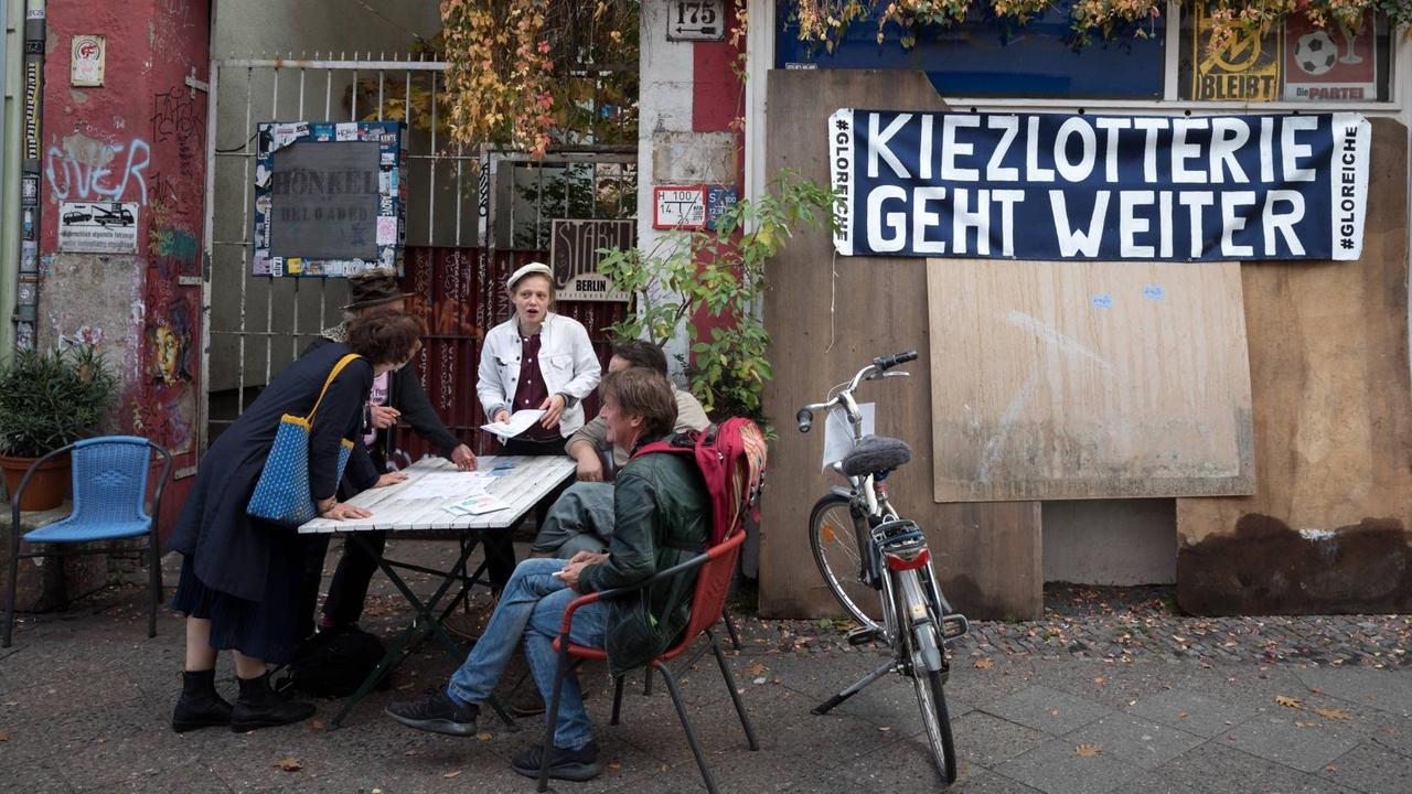 Mit einer Verdunklungsation protestieren Gewerbetreibende des Kreuzberger Oranienkiez gegen Gentrifizierung. Mit einer Verdunklungsation protestieren Gewerbetreibende des Kreuzberger Oranienkiez gegen Gentrifizierung.