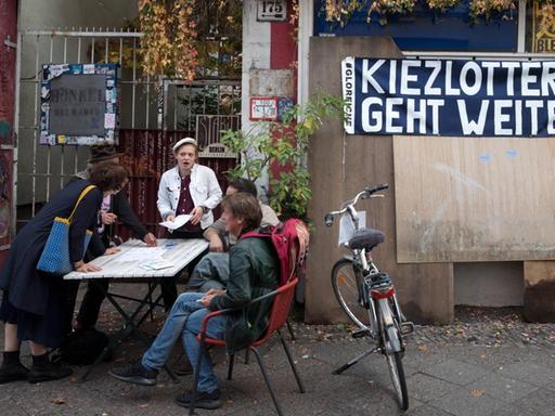 Mit einer Verdunklungsation protestieren Gewerbetreibende des Kreuzberger Oranienkiez gegen Gentrifizierung.