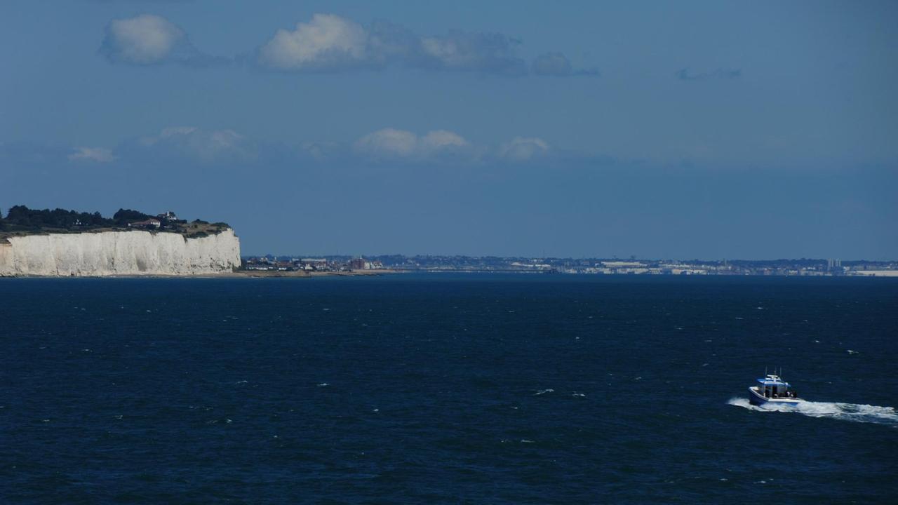 Blick auf die hell leuchtenden Kreidefelsen der Steilkueste bei Dover im Sueden Englands am Aermelkanal Blick auf die hell leuchtenden Kreidefelsen der Steilkueste bei Dover im Sueden Englands am Aermelkanal