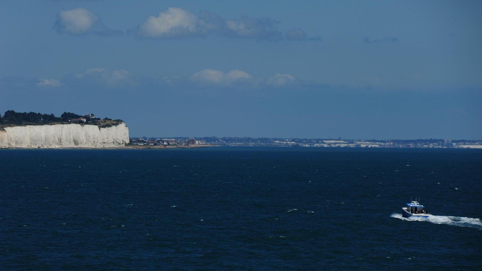 Blick auf die hell leuchtenden Kreidefelsen der Steilkueste bei Dover im Sueden Englands am Aermelkanal Blick auf die hell leuchtenden Kreidefelsen der Steilkueste bei Dover im Sueden Englands am Aermelkanal