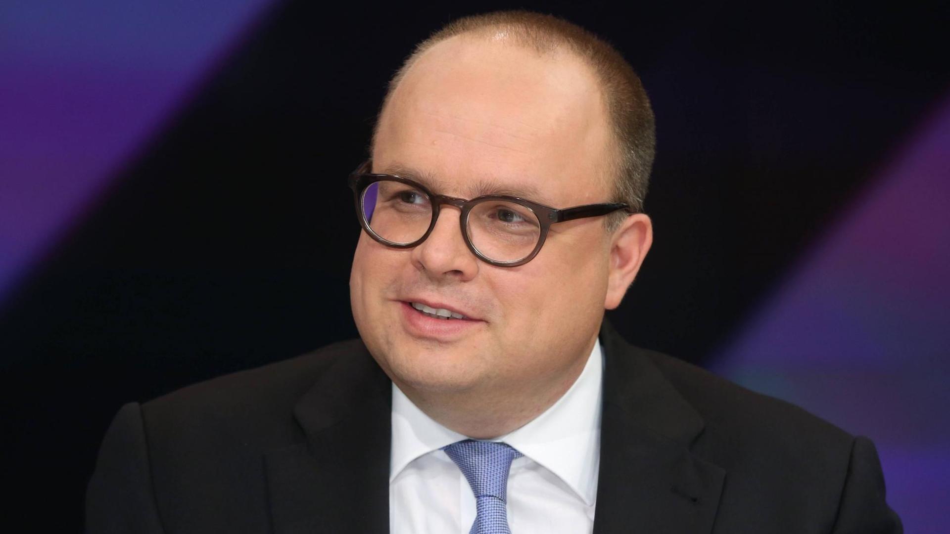 Jan Techau (damaliger Direktor von Carnegie Europe) in der ZDF-Talkshow "Maybrit Illner" am 20.11.2014 in Berlin. Jan Techau (damaliger Direktor von Carnegie Europe) in der ZDF-Talkshow "Maybrit Illner" am 20.11.2014 in Berlin.