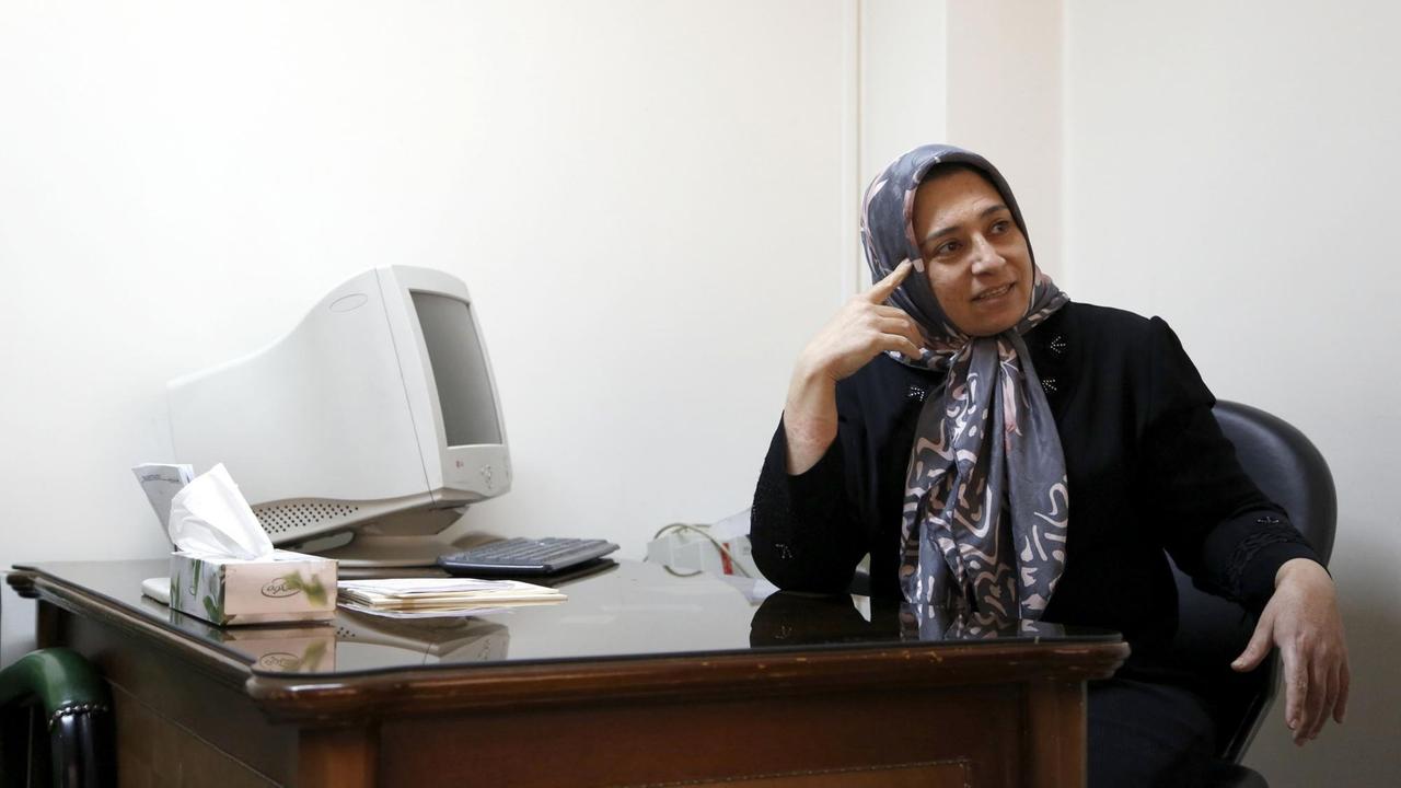 Die Schönheitschirurgin Sara Ghorbani sitzt am 23.04.2014 in der Schönheitsklinik Scheich Bahaei in Teheran (Iran). Die Schönheitschirurgin Sara Ghorbani sitzt am 23.04.2014 in der Schönheitsklinik Scheich Bahaei in Teheran (Iran).