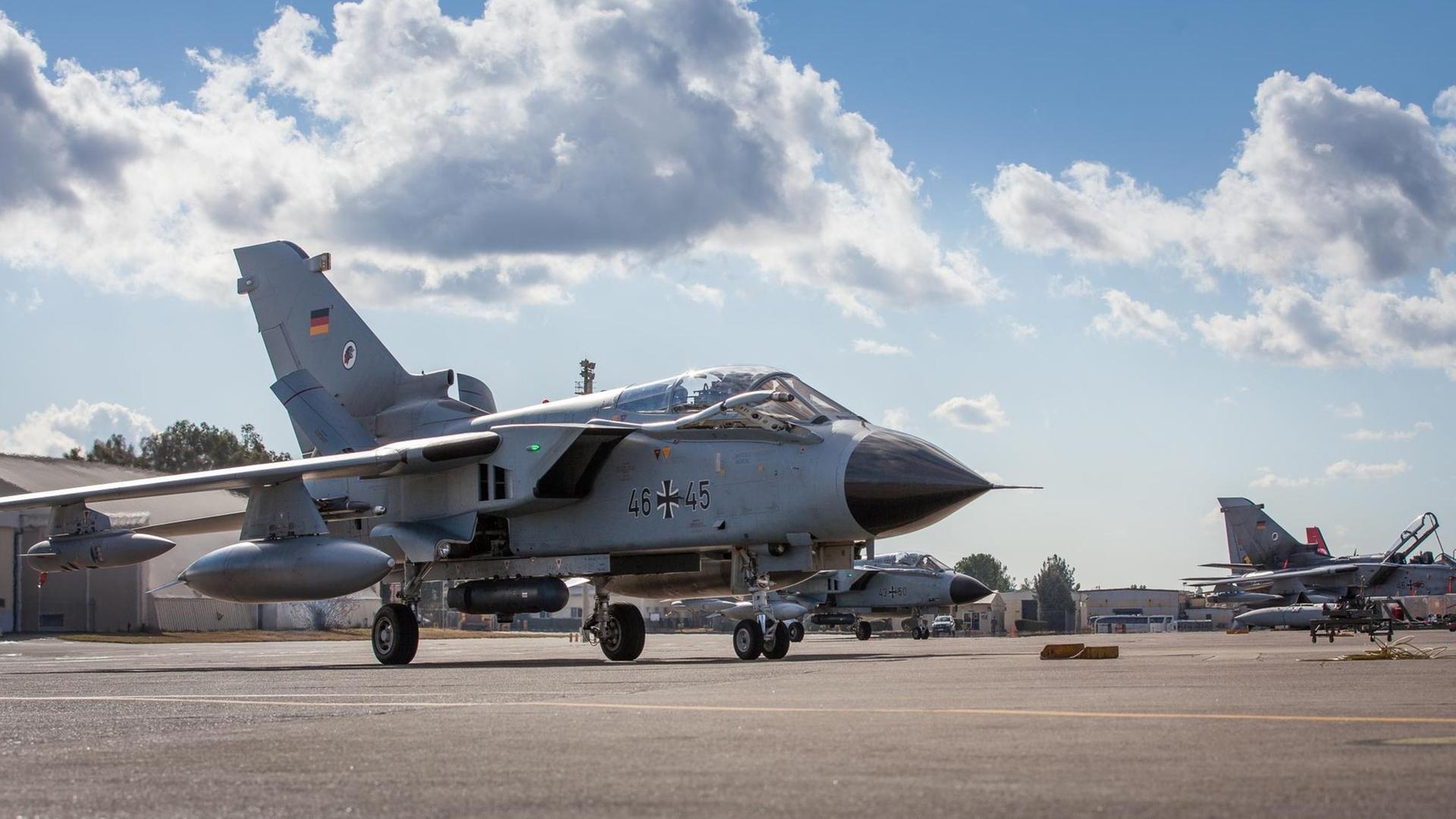 Zwei Recce-Tornados der Luftwaffe der Bundeswehr stehen in Incirlik (Türkei) nach ihrer Landung auf der Air Base auf ihren Stellplätzen. Zwei Recce-Tornados der Luftwaffe der Bundeswehr stehen in Incirlik (Türkei) nach ihrer Landung auf der Air Base auf ihren Stellplätzen.