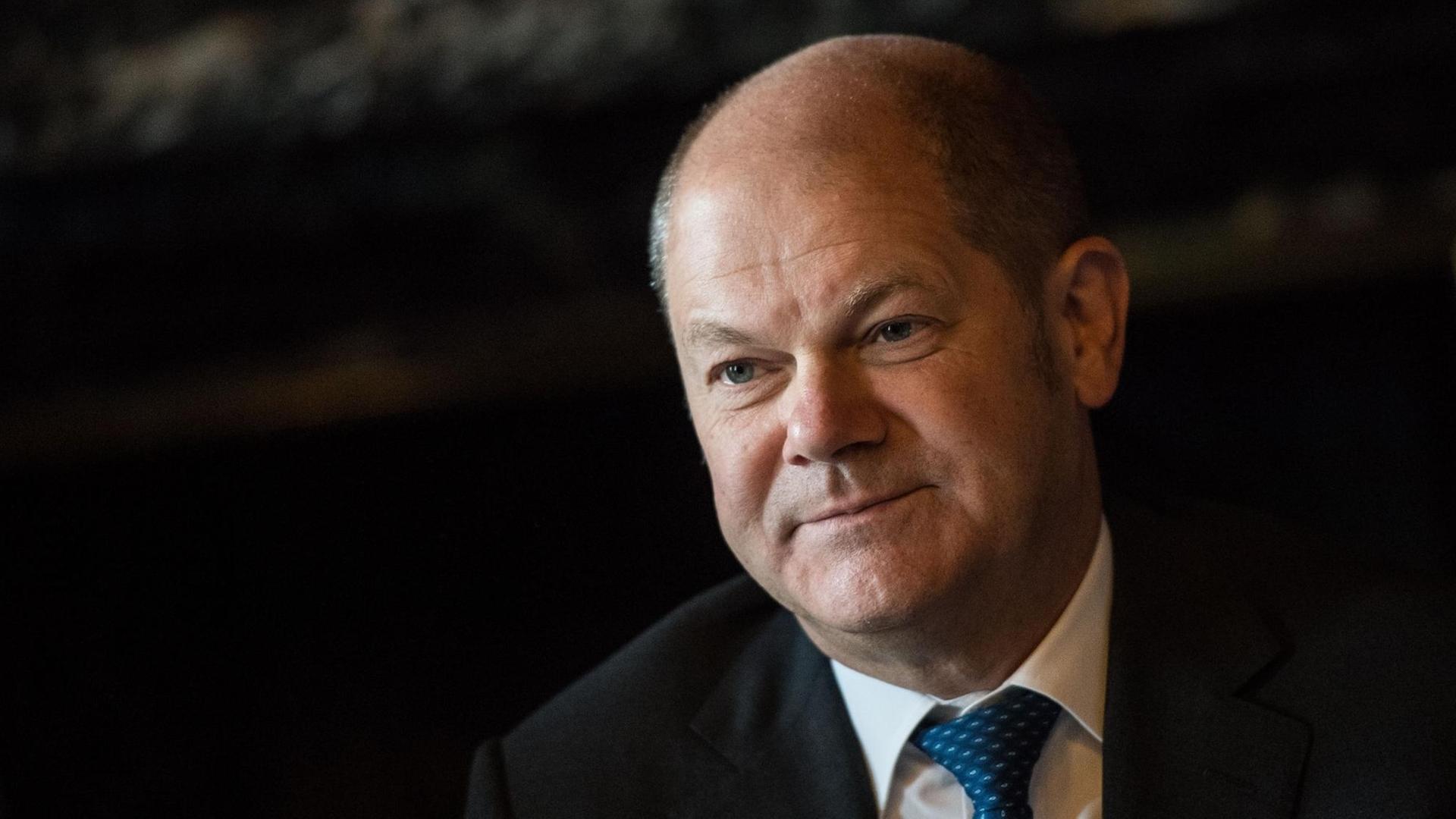 Hamburgs Erster Bürgermeister Olaf Scholz (SPD) sitzt am 20.06.2016 vor Beginn der Haushaltsklausur im Rathaus in Hamburg. Hamburgs rot-grüner Senat ist in seine dreitägige Haushaltsklausur für die Jahre 2017/2018 gestartet. Hamburgs Erster Bürgermeister Olaf Scholz (SPD) sitzt am 20.06.2016 vor Beginn der Haushaltsklausur im Rathaus in Hamburg. Hamburgs rot-grüner Senat ist in seine dreitägige Haushaltsklausur für die Jahre 2017/2018 gestartet.