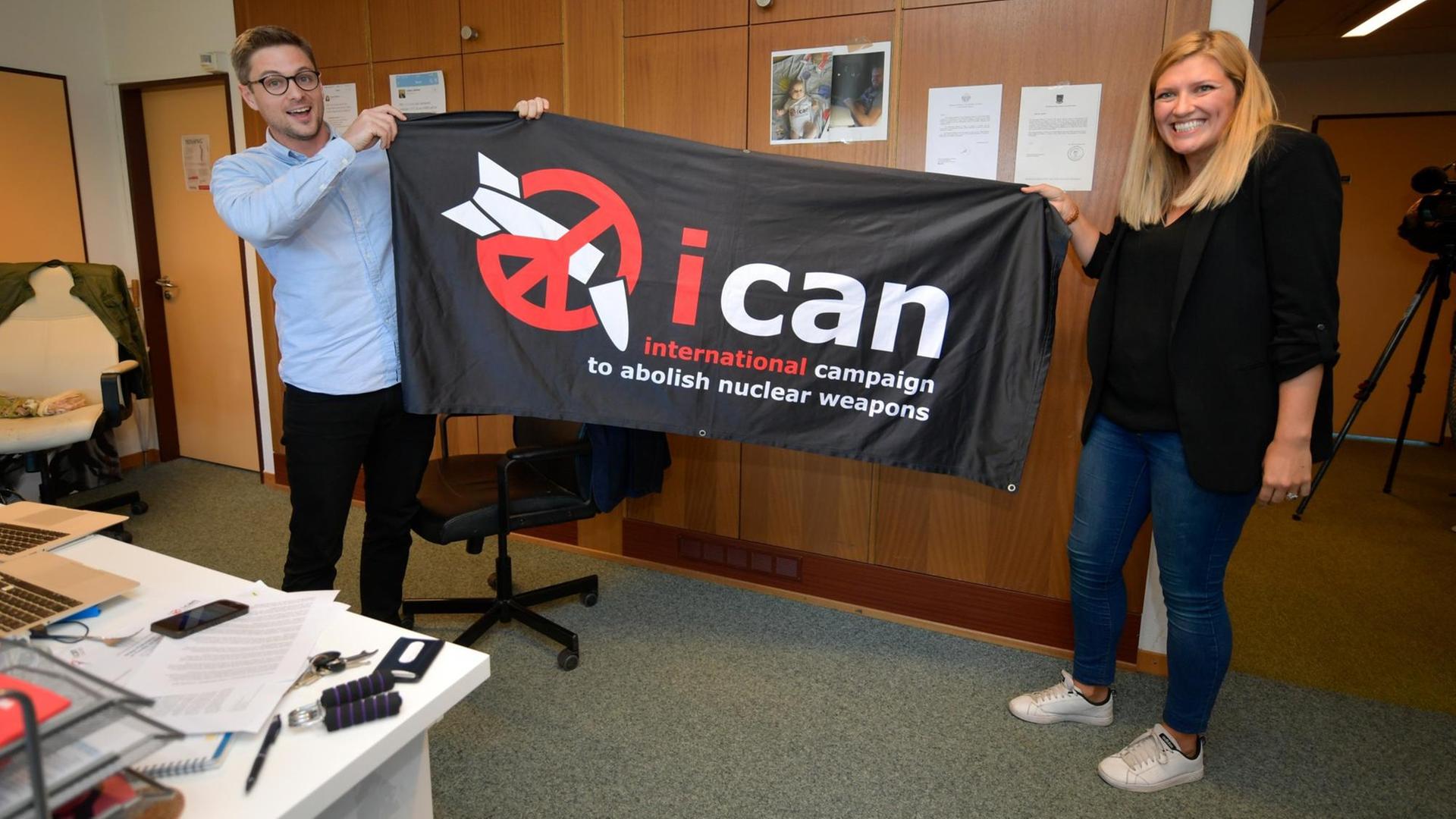 Die ICAN-Geschäftsführerin Beatrice Fihn und Koordinator Daniel Hogstan jubeln über den Friedensnobelpreis, der ihrer Organisation verliehen wird. Die ICAN-Geschäftsführerin Beatrice Fihn und Koordinator Daniel Hogstan jubeln über den Friedensnobelpreis, der ihrer Organisation verliehen wird.