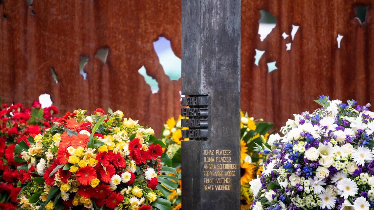Eine von Blumen umkränzte Säule zeigt die Namen der Opfer des rechtsextremen Terroranschlags auf das Münchner Oktoberfest im September 1980. Eine von Blumen umkränzte Säule zeigt die Namen der Opfer des rechtsextremen Terroranschlags auf das Münchner Oktoberfest im September 1980.