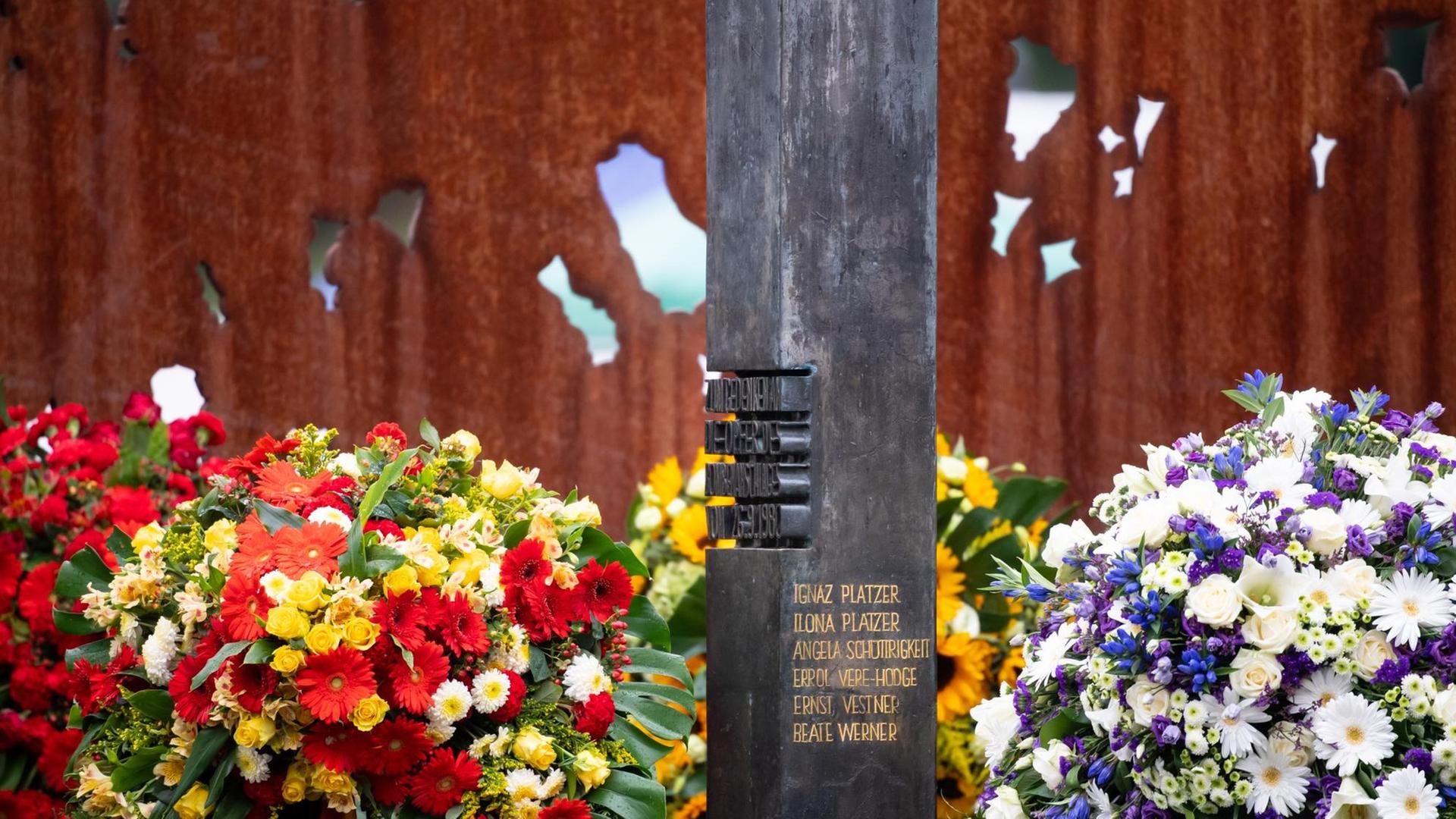 Eine von Blumen umkränzte Säule zeigt die Namen der Opfer des rechtsextremen Terroranschlags auf das Münchner Oktoberfest im September 1980. Eine von Blumen umkränzte Säule zeigt die Namen der Opfer des rechtsextremen Terroranschlags auf das Münchner Oktoberfest im September 1980.