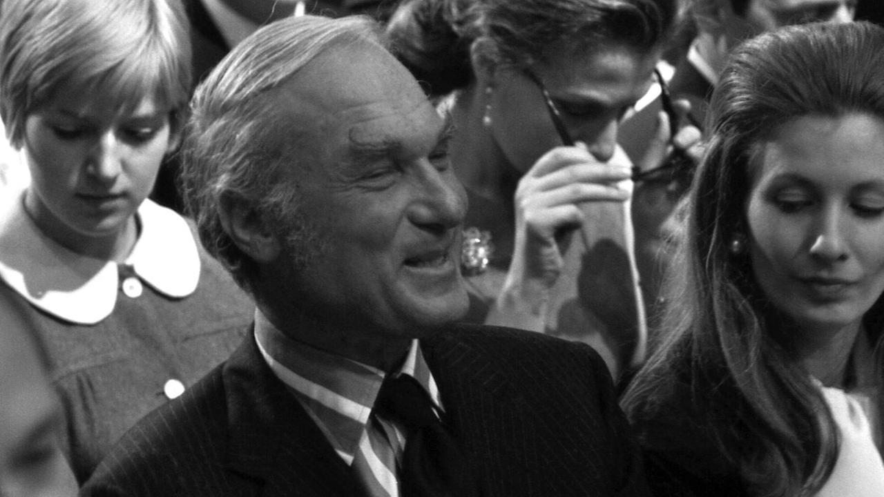 Der US-amerikanische Jazz-Impresario und -produzent Norman Granz (M.), aufgenommen bei einer Kunst-Auktion am 23.4.1968 bei Sotheby's in London Der US-amerikanische Jazz-Impresario und -produzent Norman Granz (M.), aufgenommen bei einer Kunst-Auktion am 23.4.1968 bei Sotheby's in London