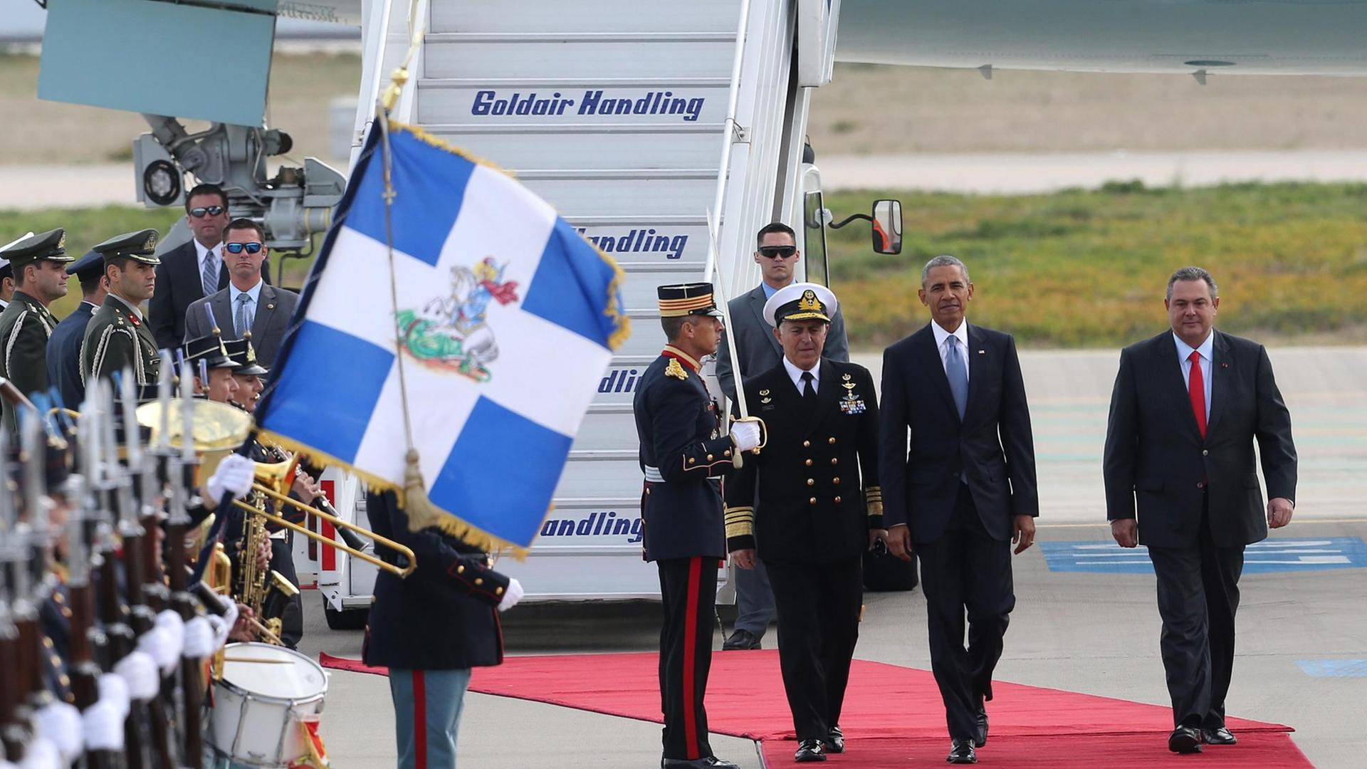 epa05631968 US President Barack Obama (2-R) walks with Greek Minister of Defence Panos Kammenos (R) as he arrives at the Athens International Airport in Athens, Greece, 15 November 2016. The US President is on a two-day visit to Athens. EPA/PANTELIS SAITAS | epa05631968 US President Barack Obama (2-R) walks with Greek Minister of Defence Panos Kammenos (R) as he arrives at the Athens International Airport in Athens, Greece, 15 November 2016. The US President is on a two-day visit to Athens. EPA/PANTELIS SAITAS |