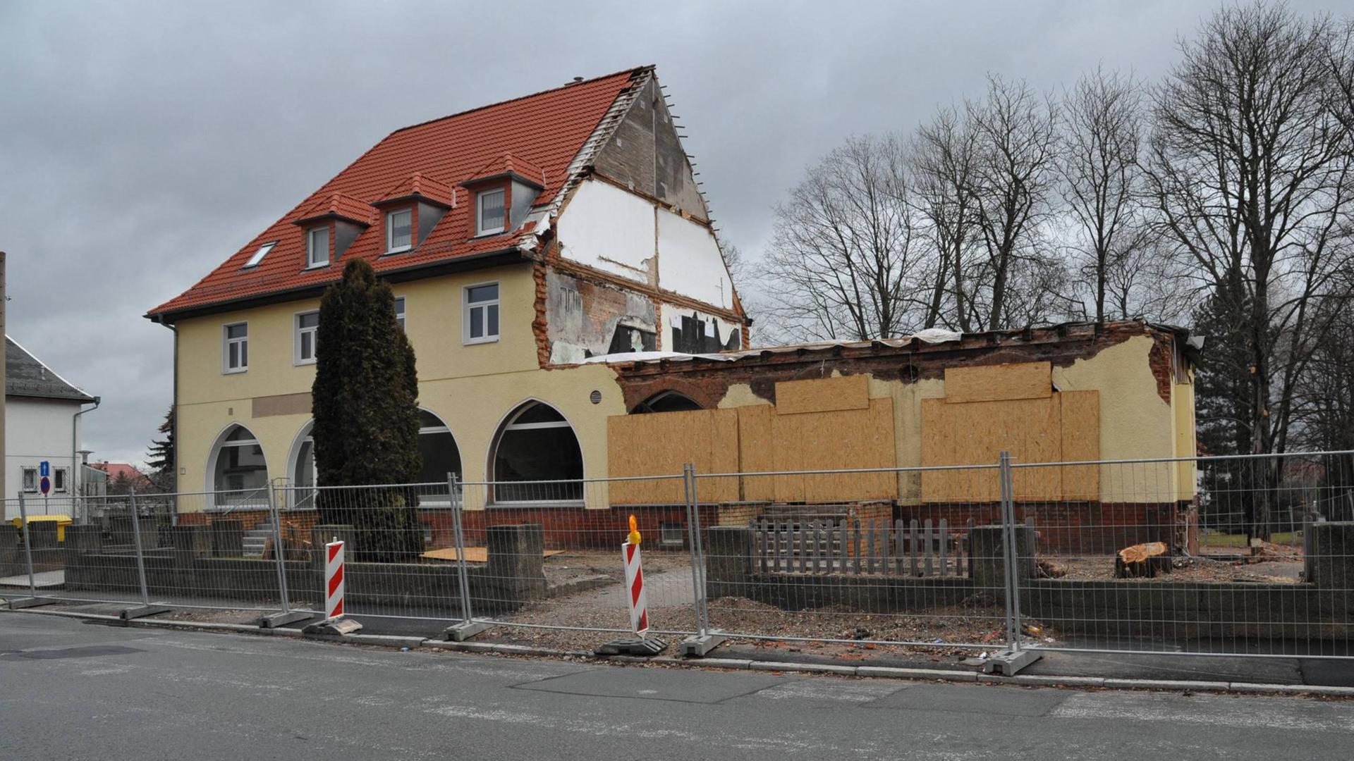 In diesem Haus wohnte die Zwickauer Terrorzelle. Durch eine Explosion wurde es weitgehend zerstört. In diesem Haus wohnte die Zwickauer Terrorzelle. Durch eine Explosion wurde es weitgehend zerstört.