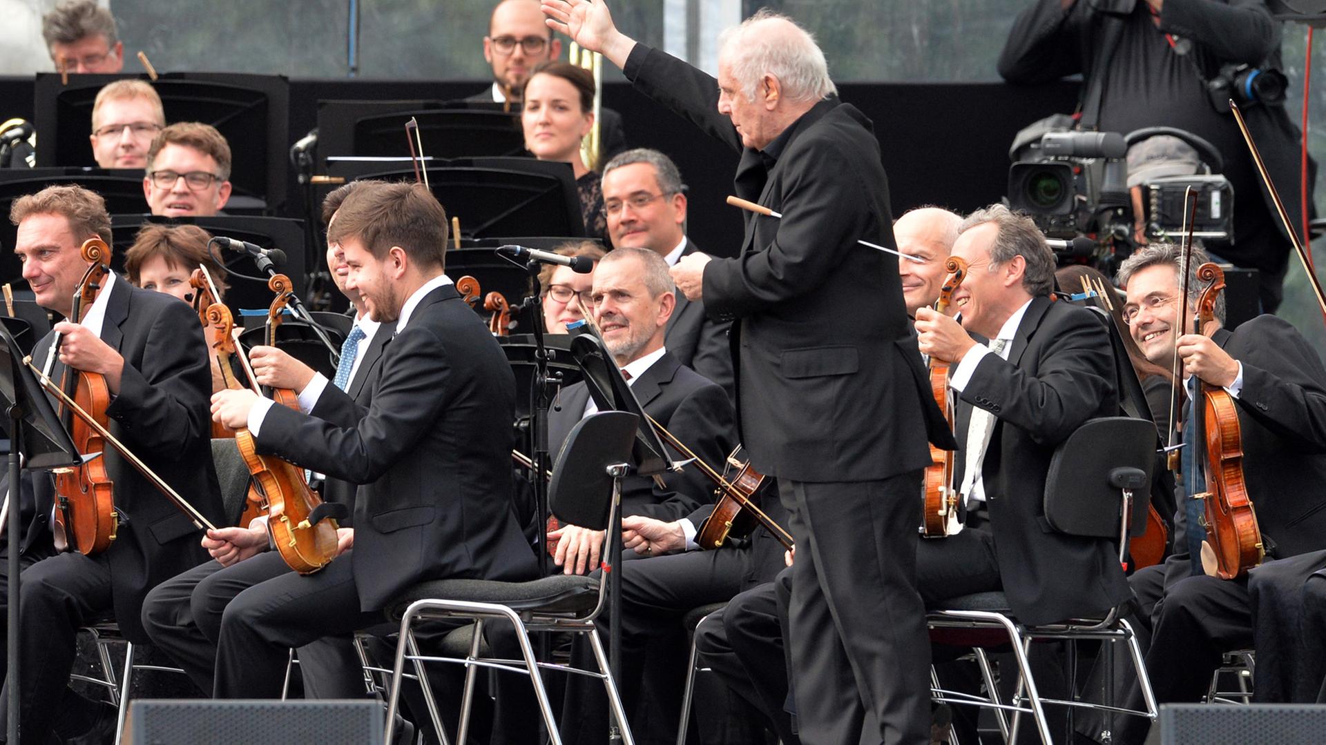 Die Musiker der Staatskapelle Berlin und Dirigent Daniel Barenboim – hier beim Open Air Konzert "Staatsoper für alle" im Juli 2016 Die Musiker der Staatskapelle Berlin und Dirigent Daniel Barenboim – hier beim Open Air Konzert "Staatsoper für alle" im Juli 2016