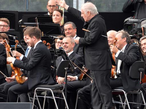 Die Musiker der Staatskapelle Berlin und Dirigent Daniel Barenboim – hier beim Open Air Konzert "Staatsoper für alle" im Juli 2016