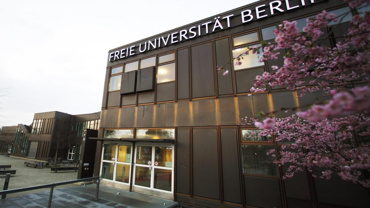 Der Weg der Studierenden führt durch das grüne Dahlem, um zur Freien Universität Berlin zu gelangen. Der Haupteingang der sogenannten "Rostlaube" ist ein zentraler Treffpunkt.