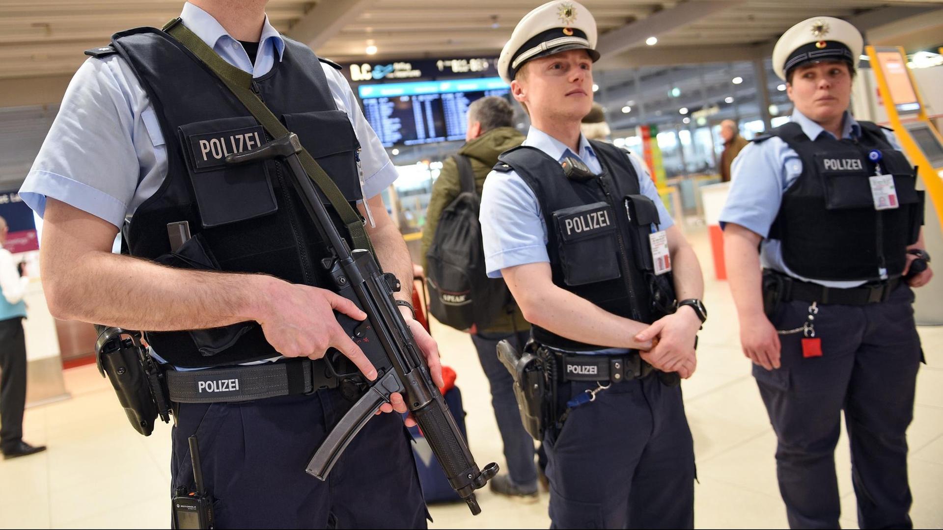 Polizisten patroullieren am 22.03.2016 im Flughafen Köln/Bonn. Polizisten patroullieren am 22.03.2016 im Flughafen Köln/Bonn.