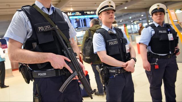 Polizisten patroullieren am 22.03.2016 im Flughafen Köln/Bonn.