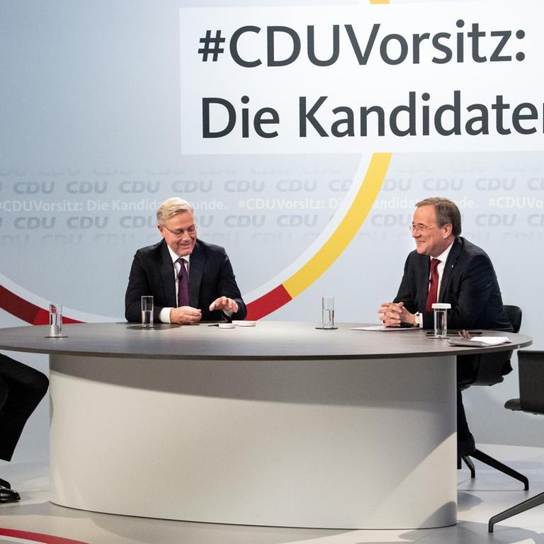 Die drei Kandidaten für den Vorsitz der CDU Deutschlands, Friedrich Merz (l-r), Norbert Röttgen und Armin Laschet, sitzen vor Beginn eines Online-Video-Talkformats, in dem live aus dem Konrad-Adenauer-Haus Fragen der CDU-Mitglieder beantwortet werden, an einem Tisch. Über die drei Kandidaten für den Parteivorsitz soll am 16.01.2021 bei einem digitalen CDU-Parteitag abgestimmt und anschließend der Erstplatzierte per Briefwahl als neuer Parteivorsitzender bestätigt werden.