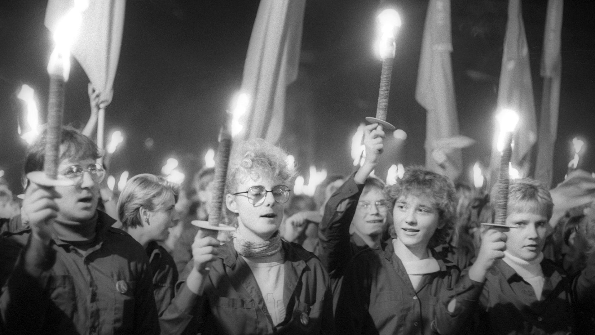 Fackelzug des DDR-Jugendverbandes FDJ (Freie Deutsche Jugend) am Vorabend des 40. Jahrestages der DDR in Berlin Unter den Linden, aufgenommen am 6. Oktober 1989. Fackelzug des DDR-Jugendverbandes FDJ (Freie Deutsche Jugend) am Vorabend des 40. Jahrestages der DDR in Berlin Unter den Linden, aufgenommen am 6. Oktober 1989.