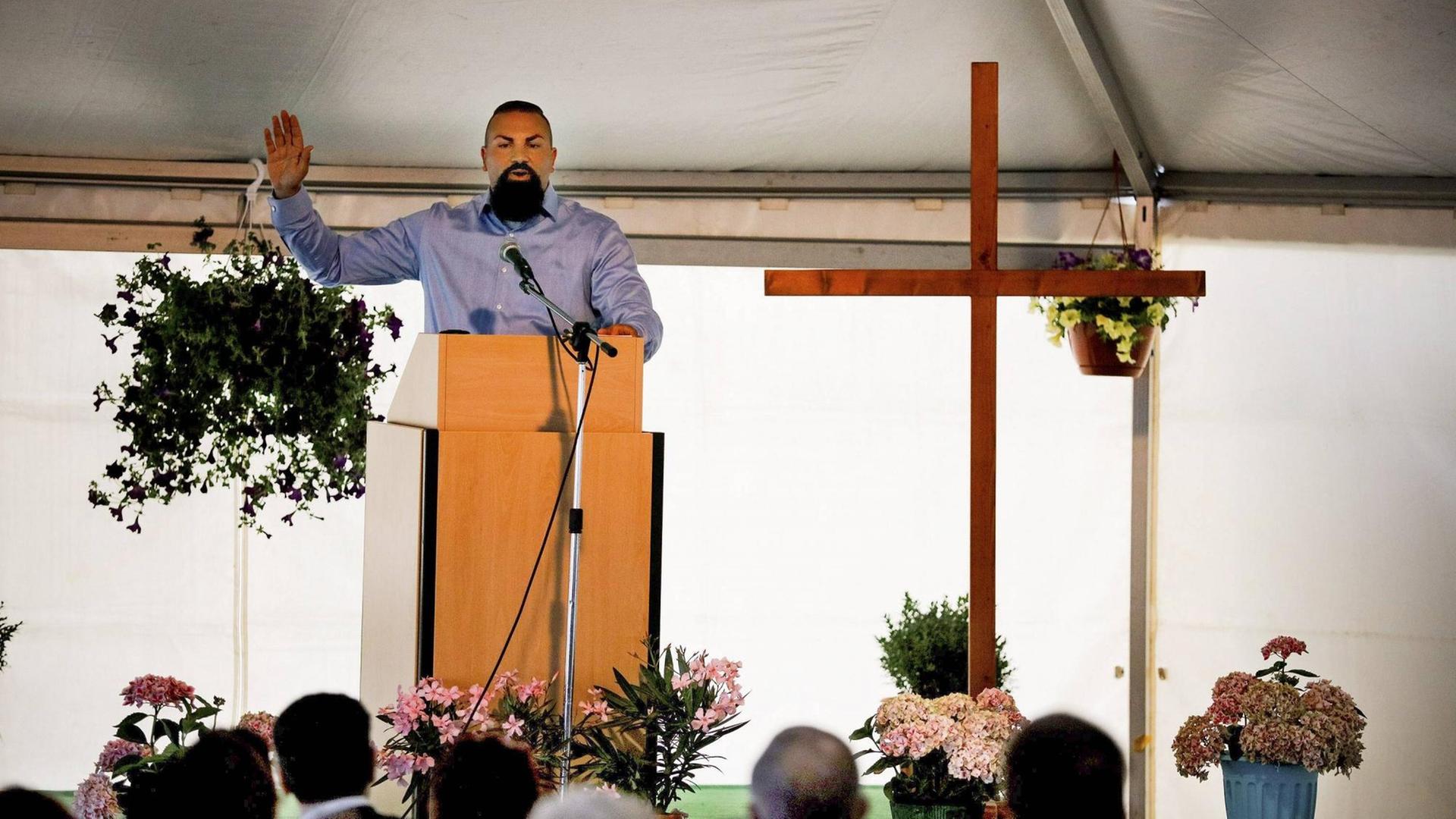 Ein Evangelist predigt auf einer Veranstaltung des evangelisch-freikirchlichen Missionswerk der Mission Süd-Ost-Europa in Osnabrück am 27.07.2015 vor 500 gläubigen Sinti Ein Evangelist predigt auf einer Veranstaltung des evangelisch-freikirchlichen Missionswerk der Mission Süd-Ost-Europa in Osnabrück am 27.07.2015 vor 500 gläubigen Sinti