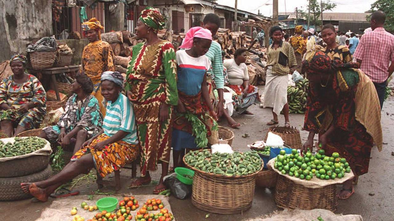 Menschen auf einem Gemüsemarkt in Lagos, Nigeria Menschen auf einem Gemüsemarkt in Lagos, Nigeria