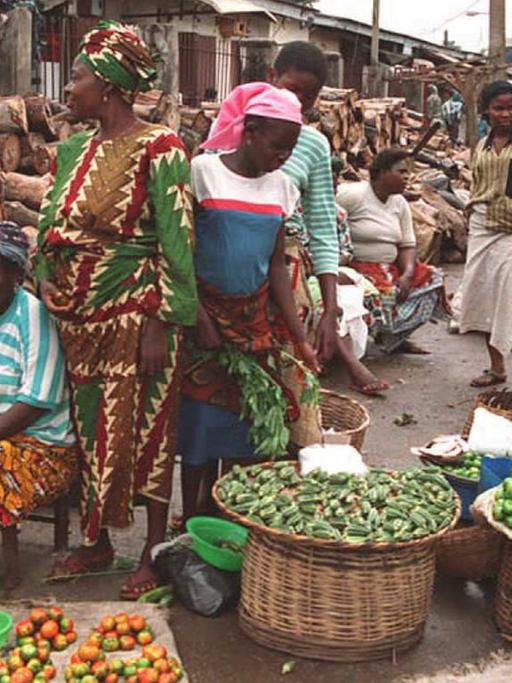 Menschen auf einem Gemüsemarkt in Lagos, Nigeria