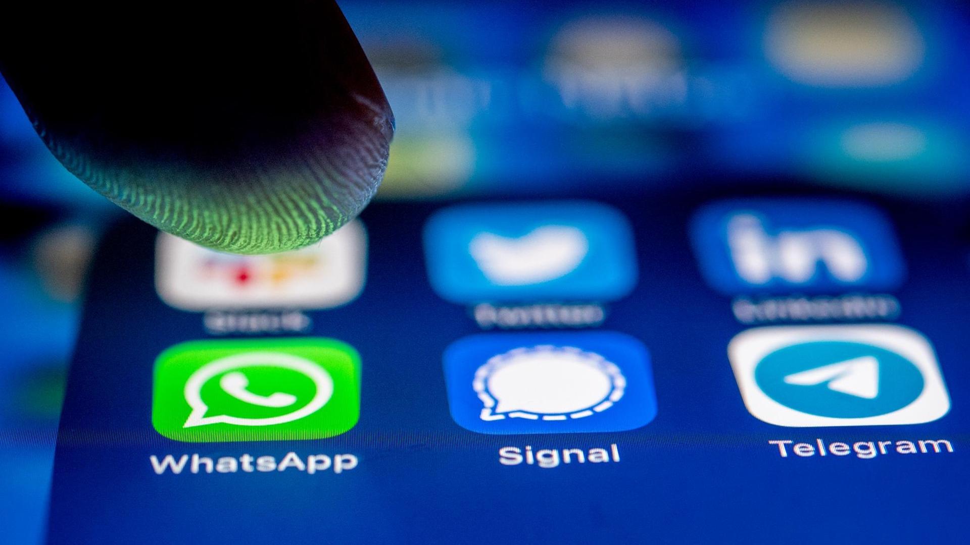 Die App-Logos fuer die Messenger WhatsApp, Signal und Telegram auf einem iPhone Smartphone (gestellte Szene). Die App-Logos fuer die Messenger WhatsApp, Signal und Telegram auf einem iPhone Smartphone (gestellte Szene).