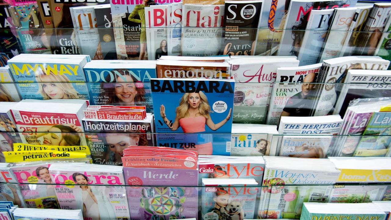Frauenzeitschriften in einem Zeitungskiosk.