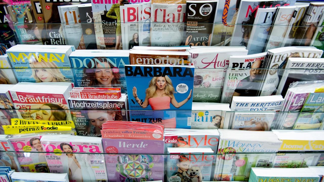 Frauenzeitschriften in einem Zeitungskiosk. Frauenzeitschriften in einem Zeitungskiosk.
