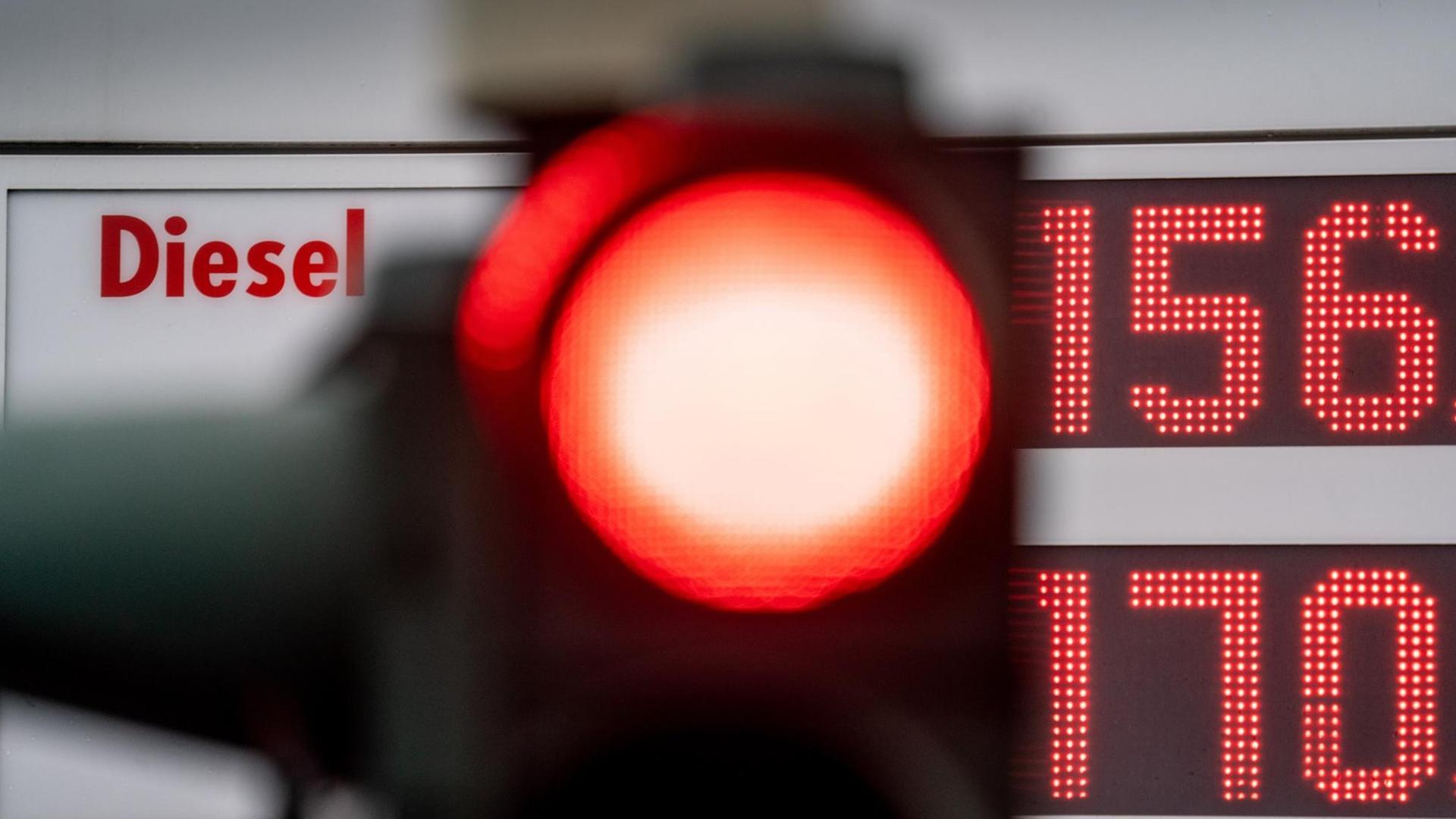 Eine rote Ampel leuchtet vor der Preistafel einer Tankstelle. Seit Monaten treiben steigende Ölpreise die Kosten an der Zapfsäule. Jetzt hat Diesel seinen gut neun Jahre alten Preisrekord geknackt. Eine rote Ampel leuchtet vor der Preistafel einer Tankstelle. Seit Monaten treiben steigende Ölpreise die Kosten an der Zapfsäule. Jetzt hat Diesel seinen gut neun Jahre alten Preisrekord geknackt.